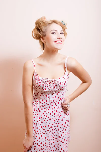 Smiling woman in pinup white dress — Stockfoto