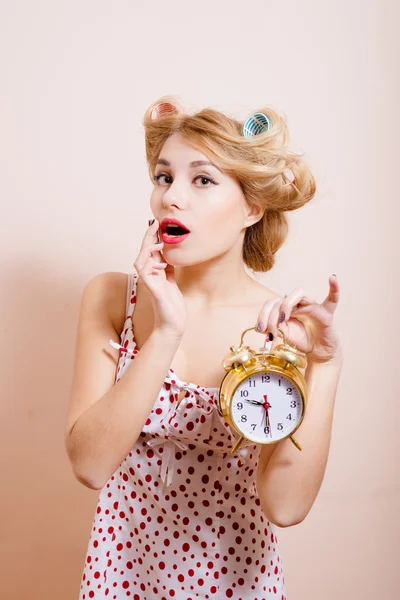 Surprised housewife with alarm-clock Rechtenvrije Stockfoto's