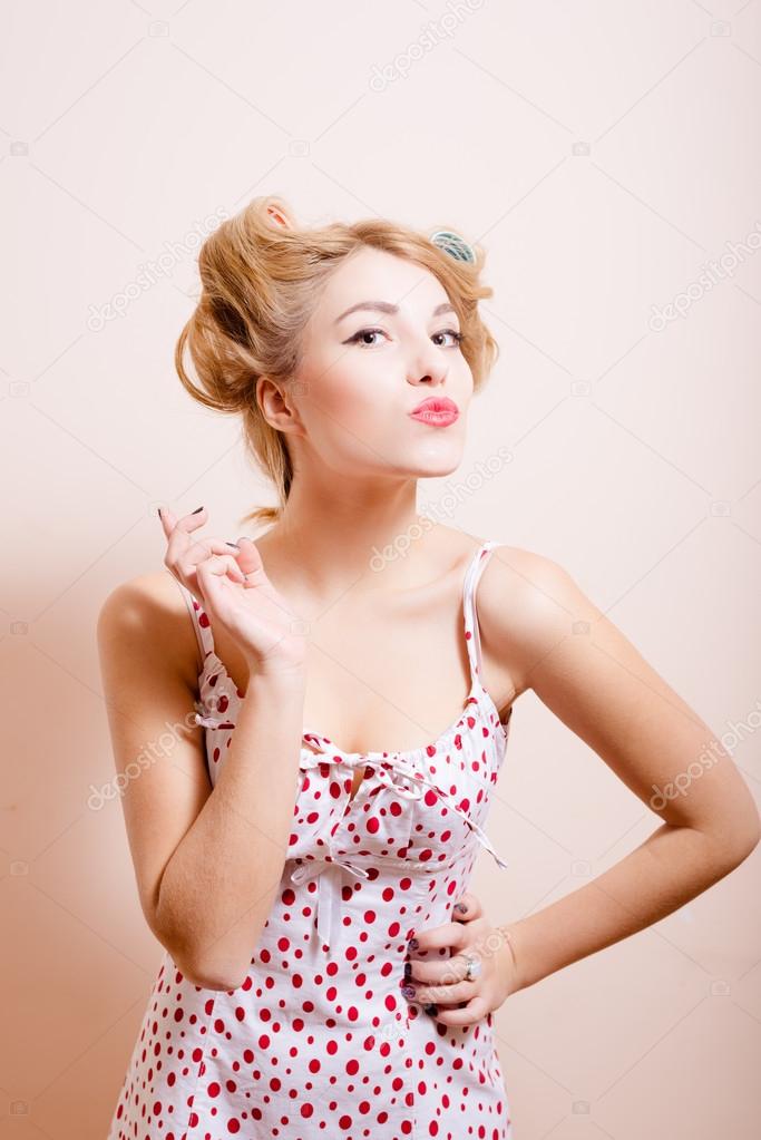 Retrato de pin up mujer en vestido de lunares
