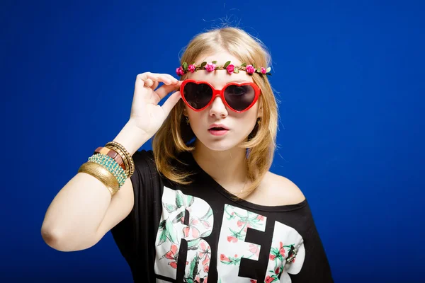 Хипстерская девушка-подросток касается солнцезащитных очков — стоковое фото