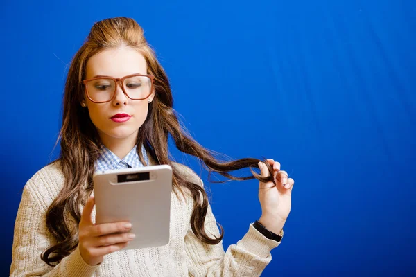 Teenager girl with tablet PC — Stock fotografie