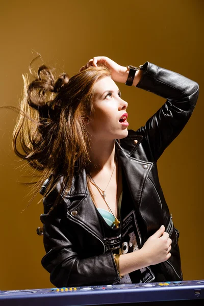 Teenager girl in leather jacket — Stockfoto
