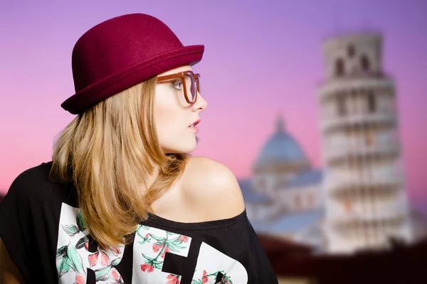 Chica en la torre de Pisa fondo borroso — Foto de Stock