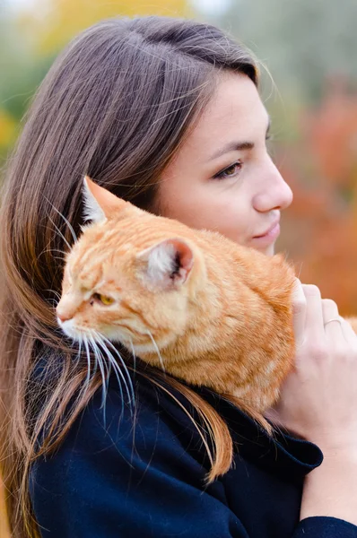 Girl holding cute red kitten — ストック写真