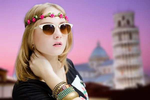 Chica en la torre de Pisa fondo borroso — Foto de Stock