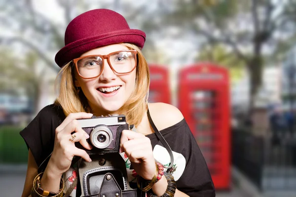 Meisje met vintage camera op Uk street — Stockfoto
