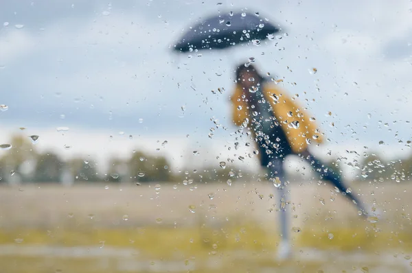 Žena, která stála pod deštníkem — Stock fotografie