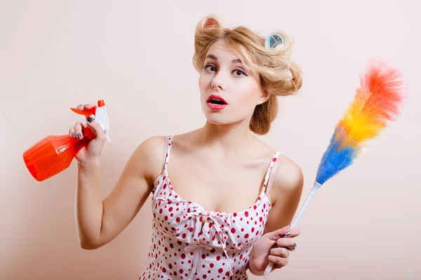 Menina com spray vermelho e espanador de arco-íris — Fotografia de Stock