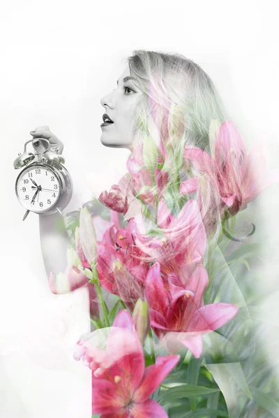 아름 다운 여 자가 들고 알람 시계 — 스톡 사진