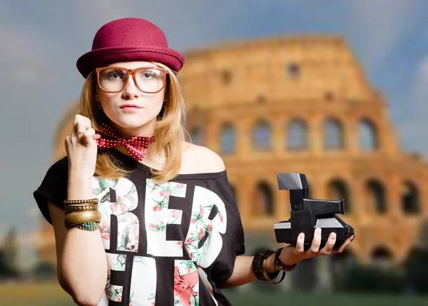 Meisje op Colosseum wazig achtergrond — Stockfoto