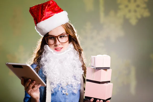 Chica en sombrero de Navidad con cajas de regalos — Foto de Stock