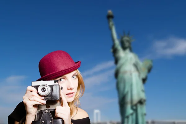 Hipster girl with camera on New York background — Stock Photo, Image