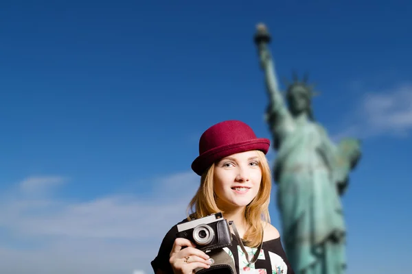 Menina com câmera no fundo de Nova York — Fotografia de Stock