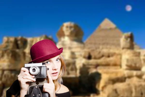 Girl with camera on Egypt pyramid background — Stock Photo, Image