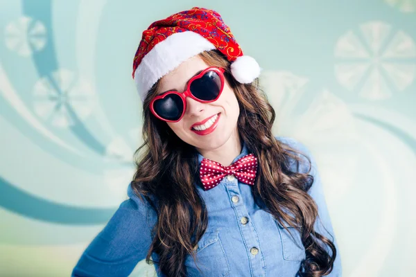 Zabawny nastolatek okulary przeciwsłoneczne i kapelusz santa — Zdjęcie stockowe