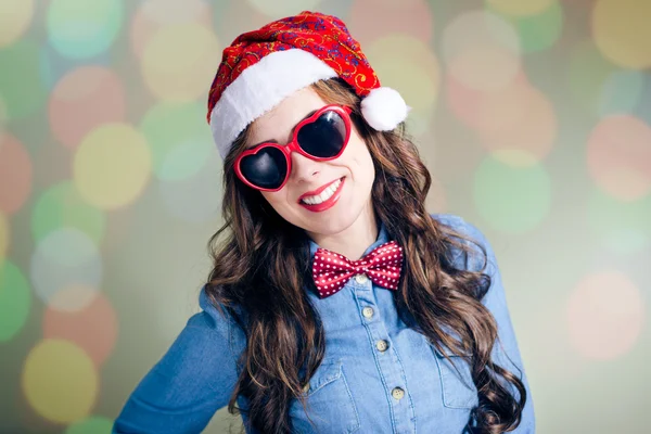Dziewczyna w śmieszne okulary przeciwsłoneczne i kapelusz Boże Narodzenie — Zdjęcie stockowe