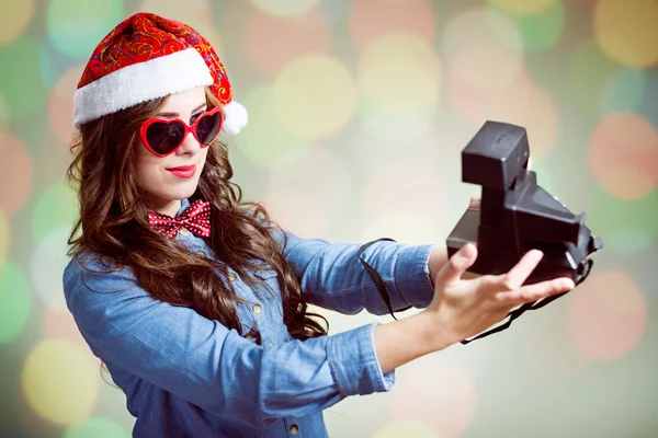 Menina em Santa chapéu fazendo selfie — Fotografia de Stock