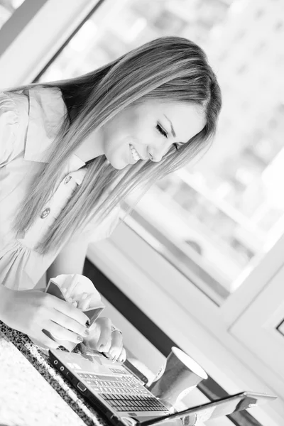 Fast Food während der Arbeit am Laptop — Stockfoto