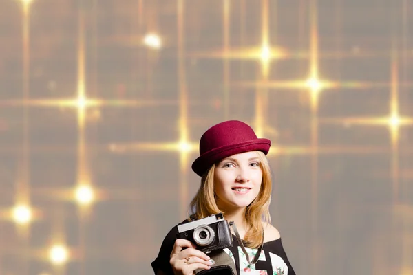 Chica en sombrero hipster con cámara vintage —  Fotos de Stock