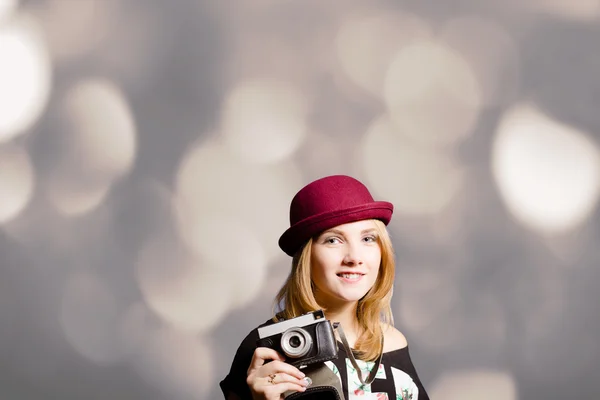 Bella ragazza in possesso di fotocamera vintage — Foto Stock