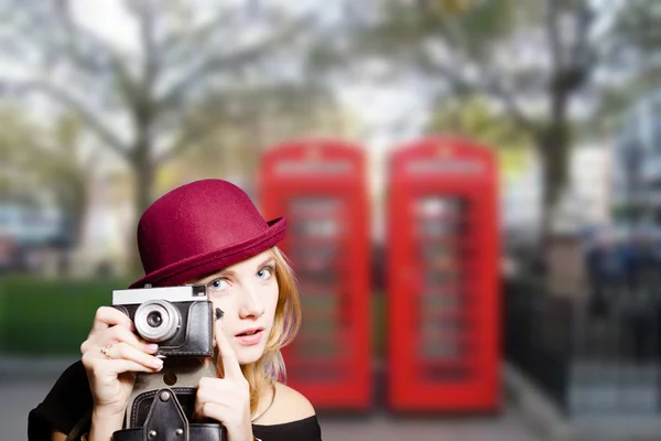 Menina fazendo foto na rua de Londres — Fotografia de Stock