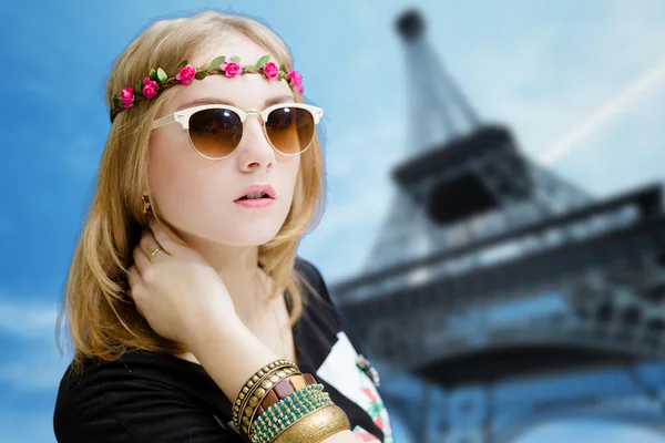 Chica en la torre Eiffel fondo borroso — Foto de Stock