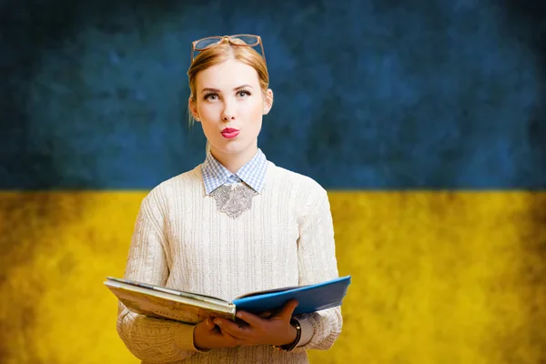 หนุ่มสาว ผู้หญิงสวย นักเรียน เรียน ยูเครน — ภาพถ่ายสต็อก
