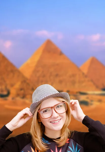 Щаслива молода жінка посміхається на пірамідному фоні — стокове фото