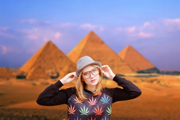 Gelukkig jonge vrouw die lacht op piramide achtergrond — Stockfoto