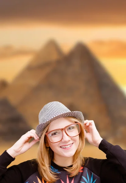 Glad ung kvinna ler på pyramid bakgrund — Stockfoto