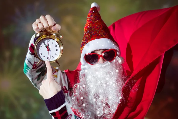 Funky Santa Claus con reloj despertador con gafas de sol en forma de corazón —  Fotos de Stock