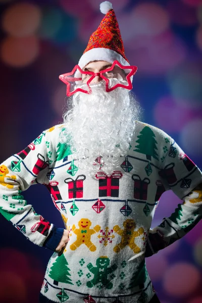 Rolig hipster ung man klädd i Santa skägg och roliga glasögon — Stockfoto