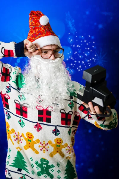 Lustiger Hipster junger Mann mit Weihnachtsmann-Bart macht Selfie Stockbild