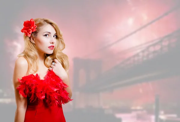 Pretty lady excited beside Brooklyn Bridge with fireworks at night — Stok fotoğraf