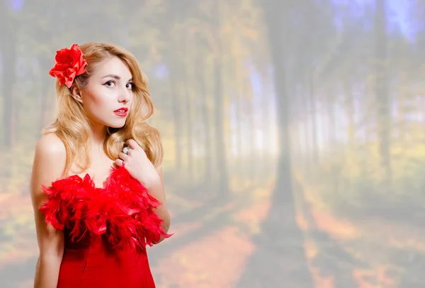 Hermosa mujer joven en vestido rojo sobre fondo de flor de jardín — Foto de Stock