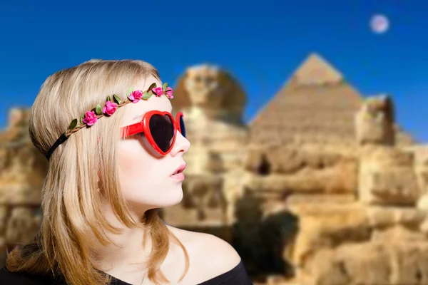 Chica en gafas con cámara retro en Egipto pirámide de fondo . —  Fotos de Stock