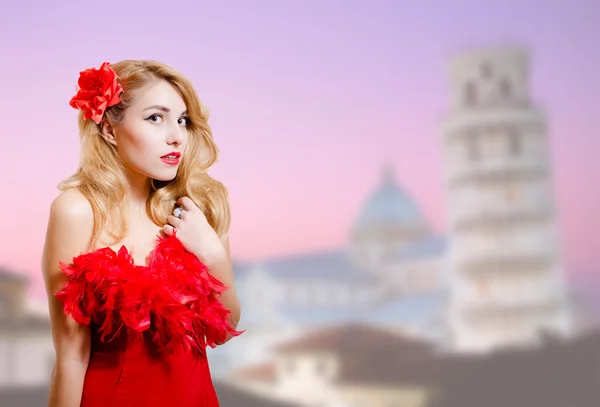 Schöne Dame im Kleid glücklich lächelnd neben romantischem Pisa-Turm — Stockfoto