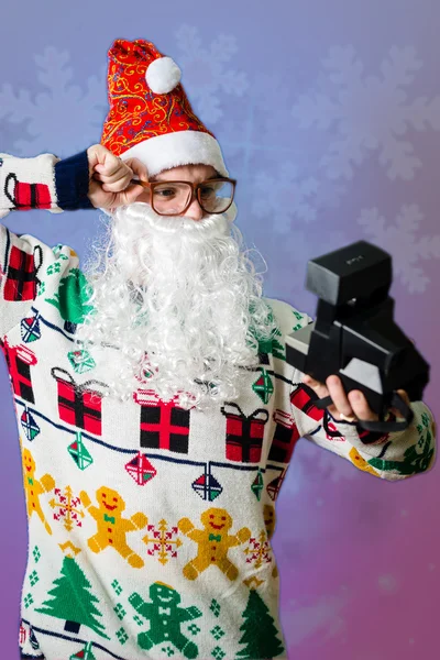 Rolig hipster ung man bär Santa Clous skägg att göra selfie — Stockfoto