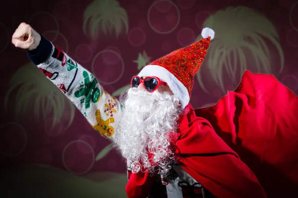 Funky Santa Claus con gafas de sol en forma de corazón y chal rojo —  Fotos de Stock