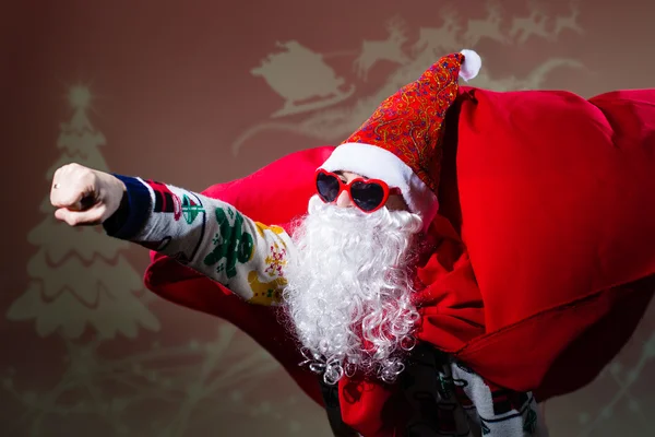 Flippiger Weihnachtsmann mit herzförmiger Sonnenbrille und rotem Schal — Stockfoto