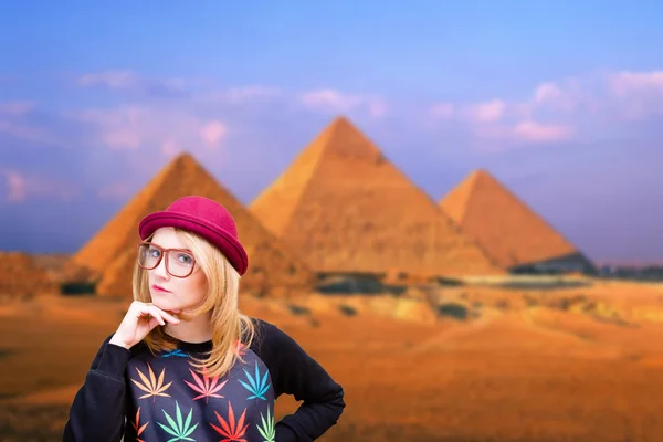 Happy young woman smiling on pyramid background — Stock Photo, Image