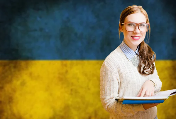 Ukrayna dili öğrenme genç güzel kadın öğrenci — Stok fotoğraf