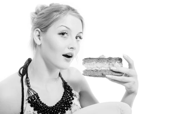 Belle blond jeune femme manger gâteau au chocolat heureux sourire — Photo