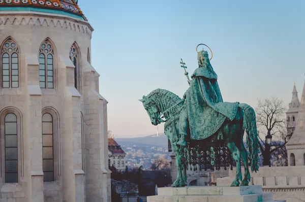Прекрасный бронзовый король Стефан I в Будапеште — стоковое фото