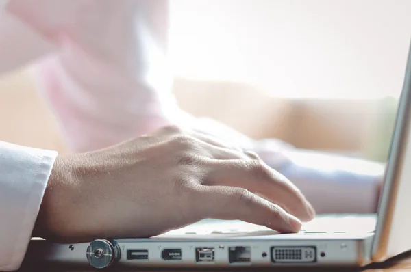 Nahaufnahme der Hand eines Mannes beim formalen Tippen auf der Laptop-Tastatur — Stockfoto