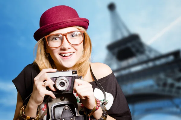 Girl wearing hipster glasses making selfie in Paris — Stock Photo, Image