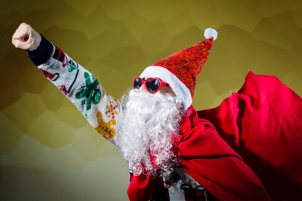 Flippiger Weihnachtsmann mit herzförmiger Sonnenbrille und rotem Schal — Stockfoto