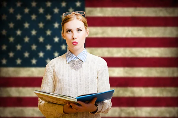 Mujer joven aprendiendo inglés —  Fotos de Stock