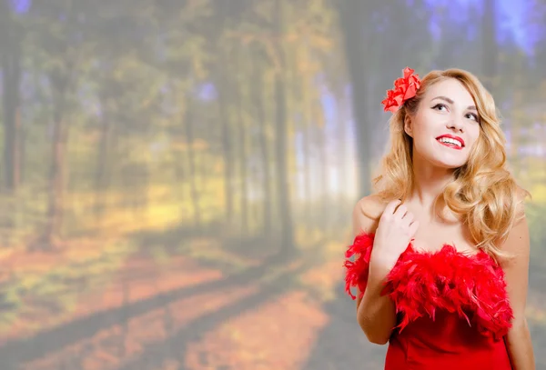 Hermosa mujer joven en vestido rojo sobre fondo de flor de jardín —  Fotos de Stock