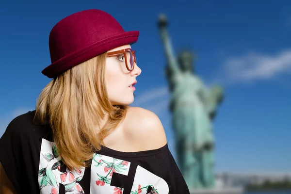 Chica en gafas hipster y sombrero en el fondo de Nueva York —  Fotos de Stock